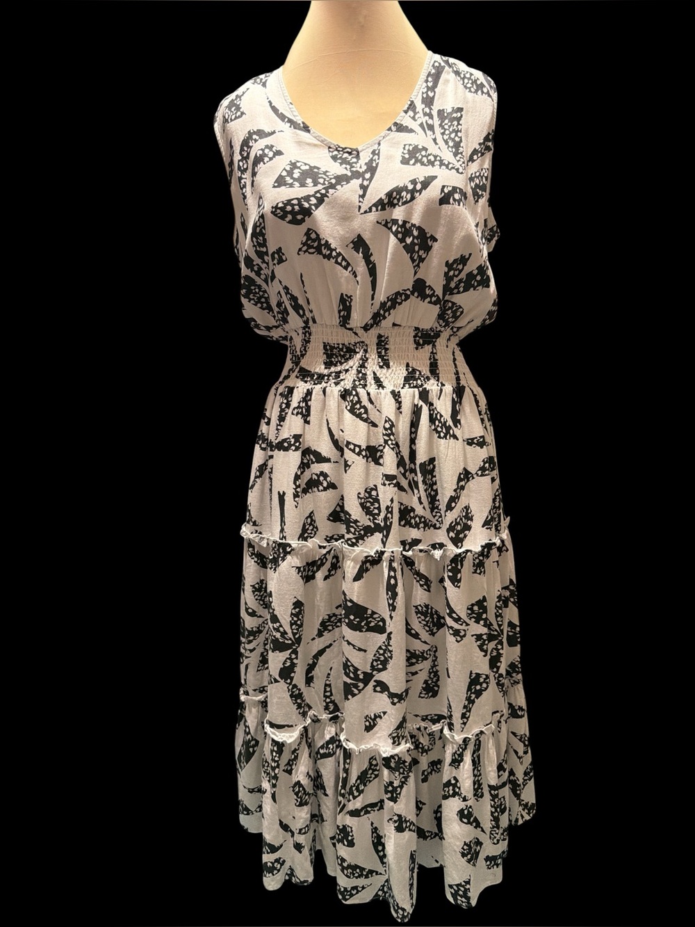 Velvet Heart Black & White Sleeveless Smocked Tiered Midi Dress
